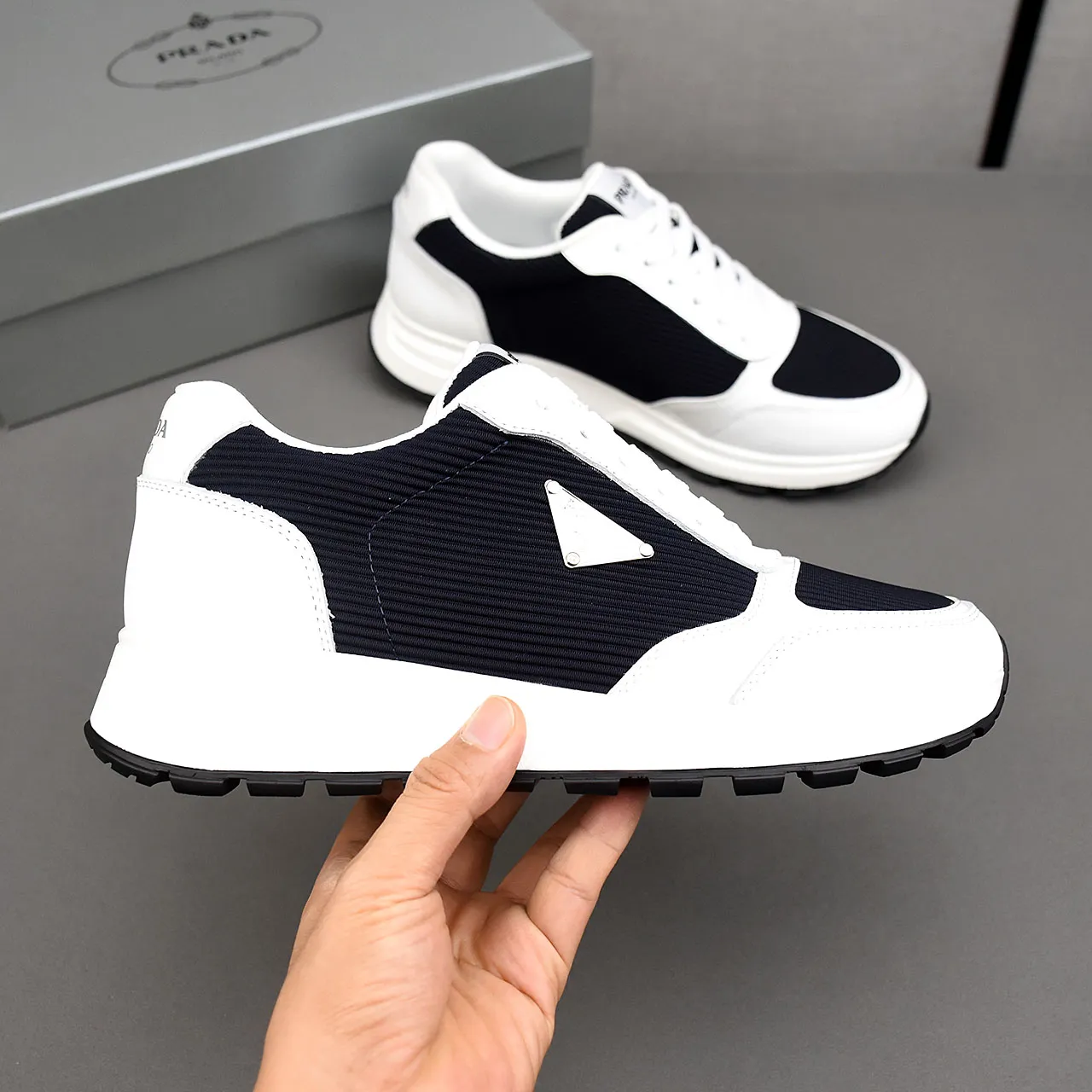 PP460👟👟👟Prada/Prada Prax men's series casual sports shoes Prax sports shoes combine style and comfort, with a unique sports design defined by exquisite materials and details. Fashionable, casual and versatile, it is decorated with an enameled triangle logo on the outside, a Prada Milano printed logo on the tongue, and a 2.5cm lightweight two-tone rubber sole for a comfortable wearing experience! Size: 38-39-40-41-42-43-44 standard leather shoe size